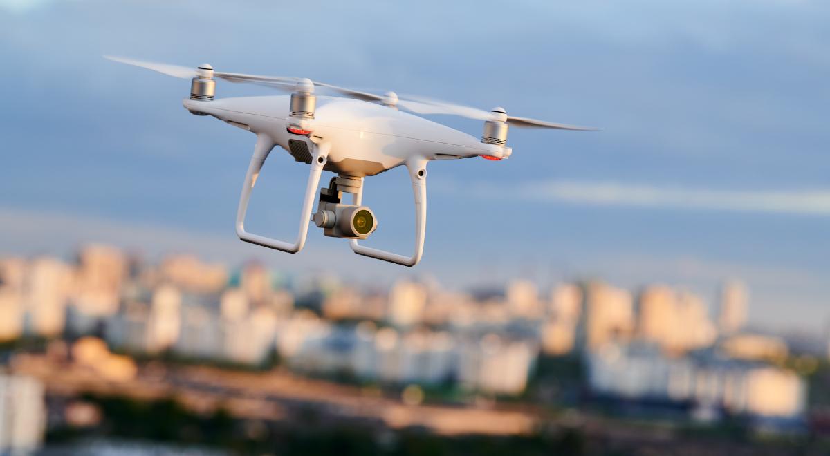 "Jak bezpiecznie latać dronami". Ruszyła nowa kampania informacyjna