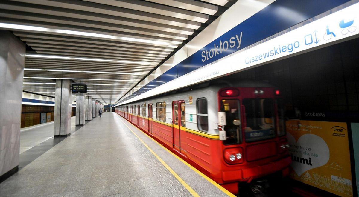 Warszawa: niebezpieczna sytuacja. Auto wjechało w przejście podziemne metra