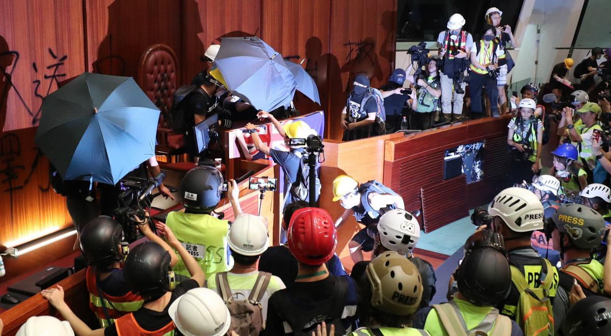 Hongkong: grupa protestujących wdarła się do siedziby parlamentu