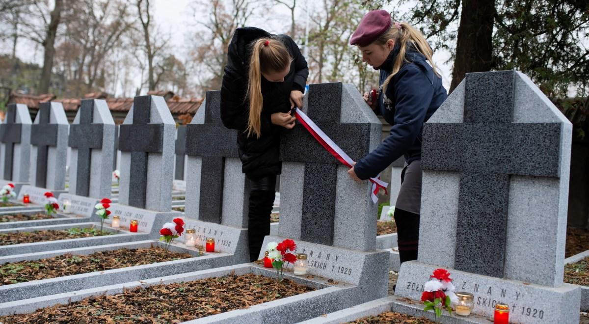 Cmentarz na Rossie: zakończyła się naprawa nagrobków polskich żołnierzy