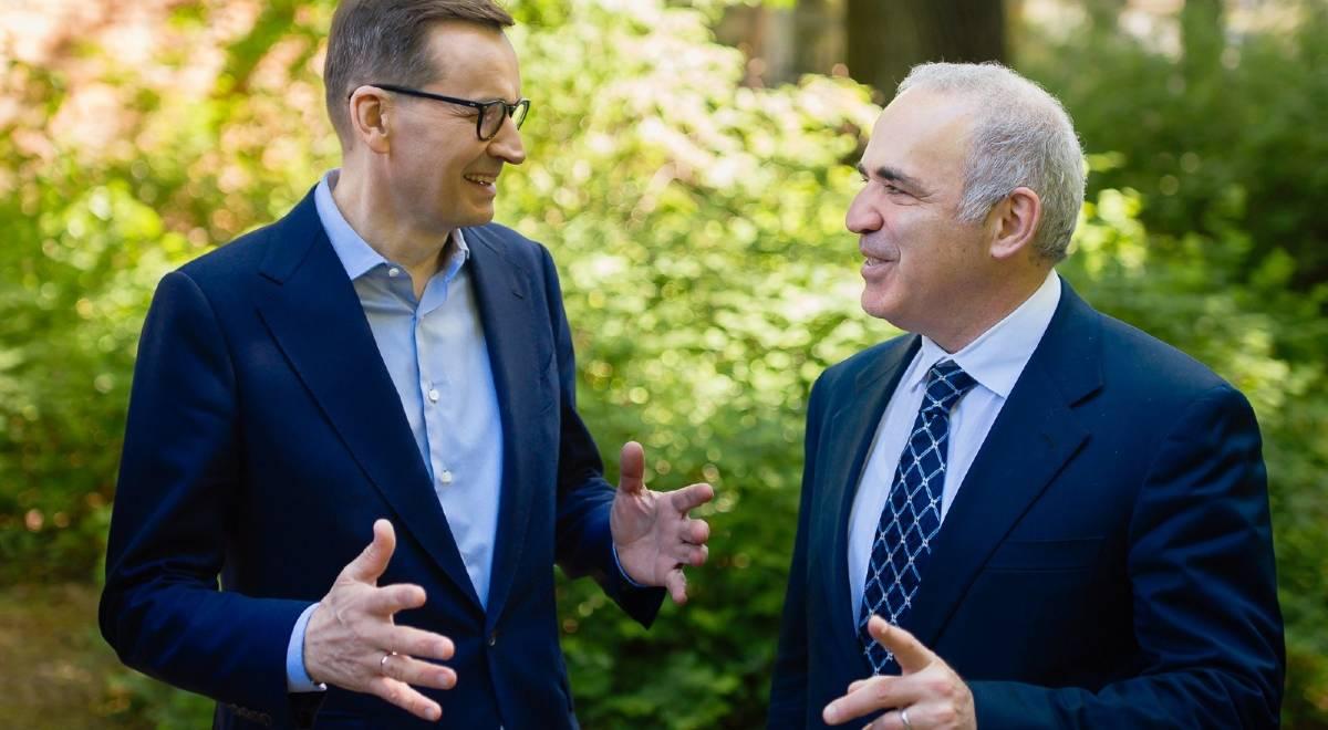 Premier Morawiecki: Garri Kasparow rozumie, że na Ukrainie toczy się dziś walka o przyszłość wolnego świata