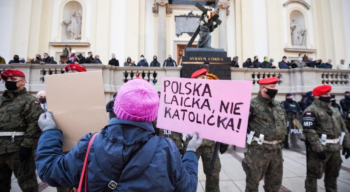 Większość Polaków sprzeciwia się protestom w kościołach. Nowy sondaż
