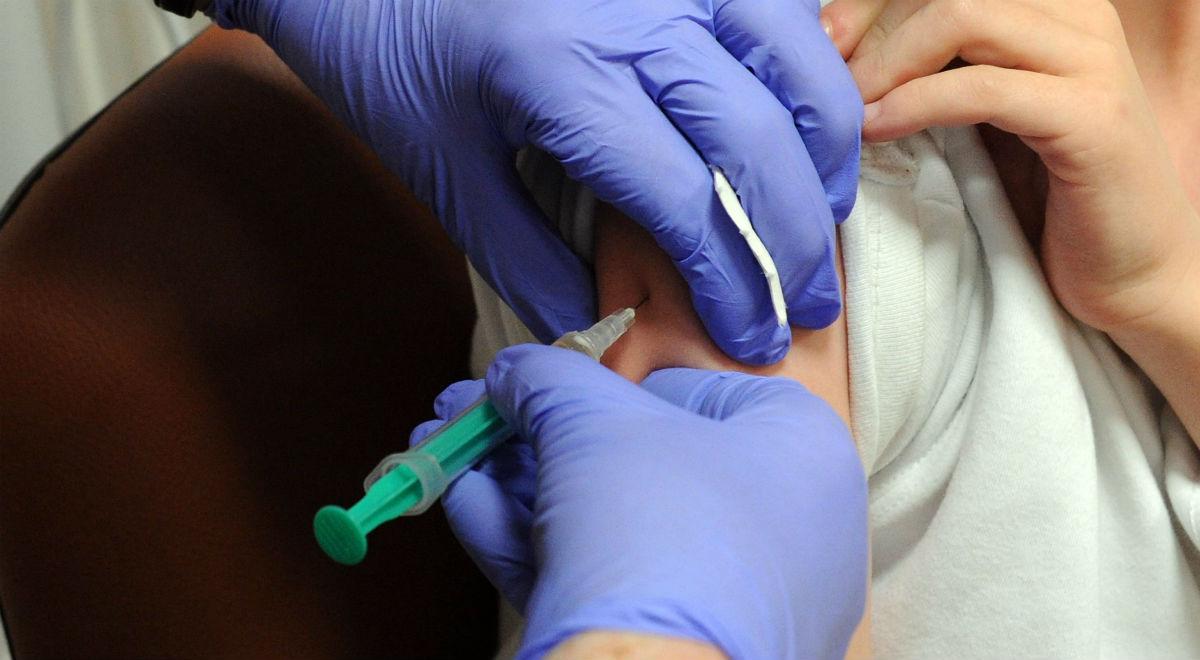 Setki pacjentów dostały wadliwą szczepionkę. "Lekarze wiedzieli"