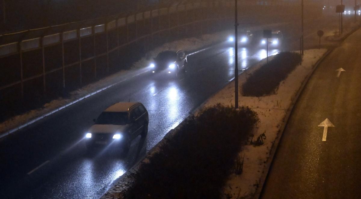 Niebezpieczne warunki na drogach. Prognozowane opady śniegu i deszczu