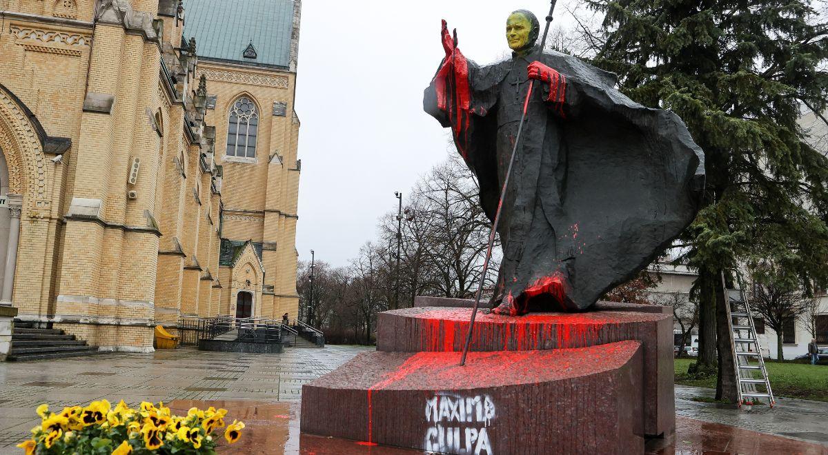 Wandale zniszczyli pomnik Jana Pawła II w Łodzi. Pojawił się napis "maxima culpa"