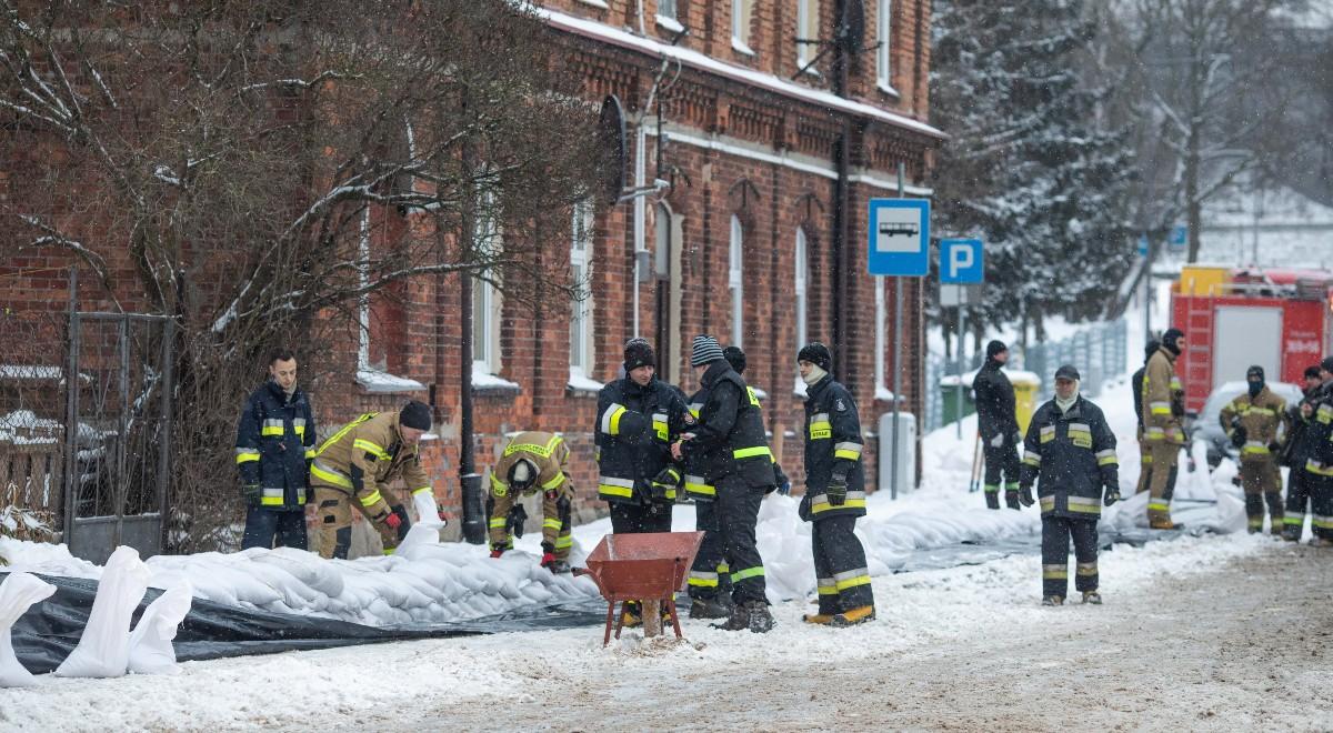 Ewakuacja zagrożonych mieszkańców Płocka. Strażacy zabezpieczają mieszkania i wały