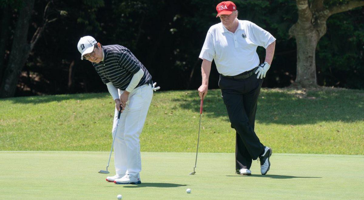 Japonia: Trump grał w golfa z Abem, urzędnicy negocjowali ws. handlu