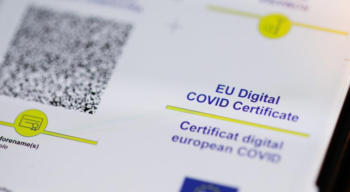 Certyfikat covidowy jeszcze z nami pozostanie. Jest decyzja Rady UE