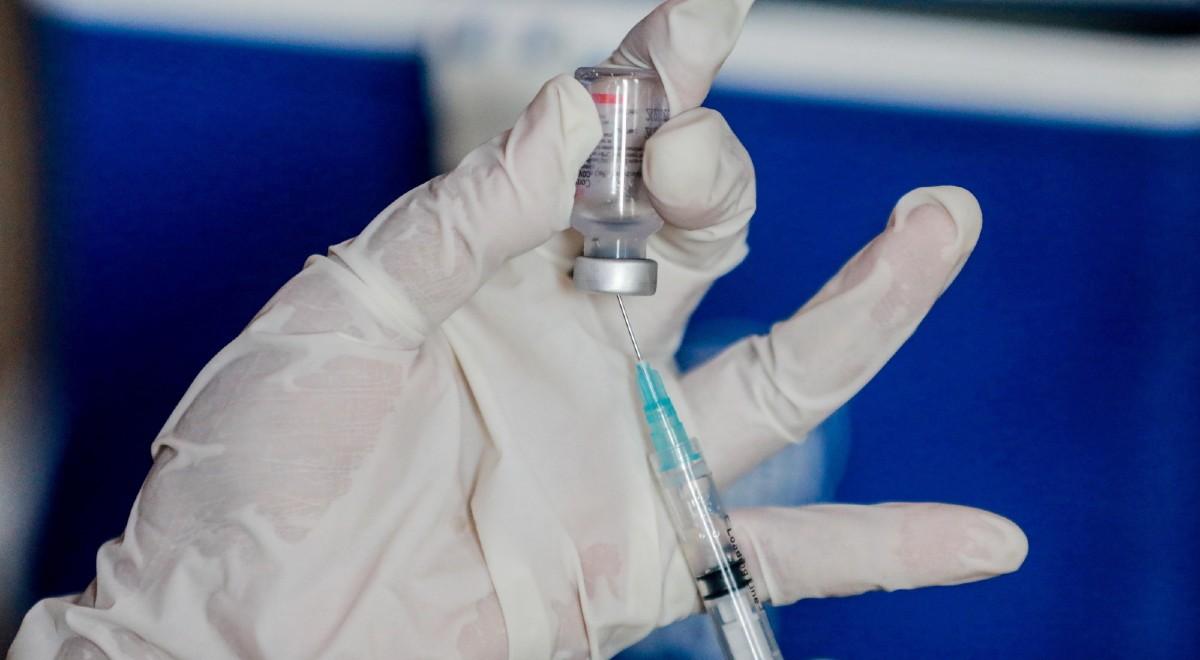 Przyjęcie trzeciej dawki szczepionki na COVID-19 nie przedłuża certyfikatu