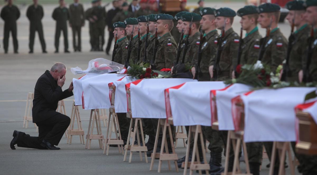 Fragmenty innych ciał w trumnie prezydenta. Rodziny ofiar katastrofy smoleńskiej i politycy o ekshumacjach