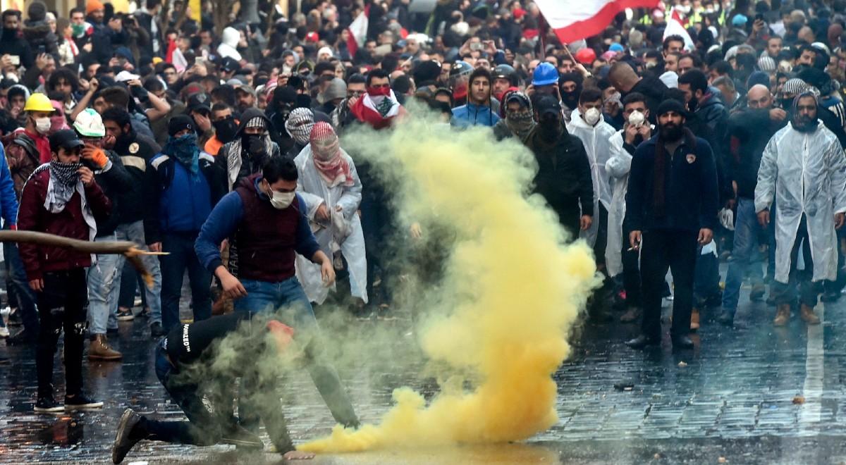 Liban: antyrządowe manifestacje w Bejrucie. Policja użyła gazu i armatek wodnych