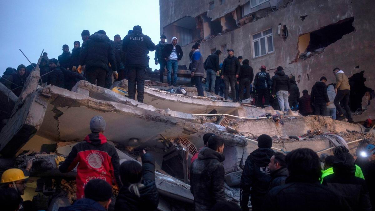 Trzęsienie ziemi w Turcji. Potwierdzona liczba ofiar szybko rośnie