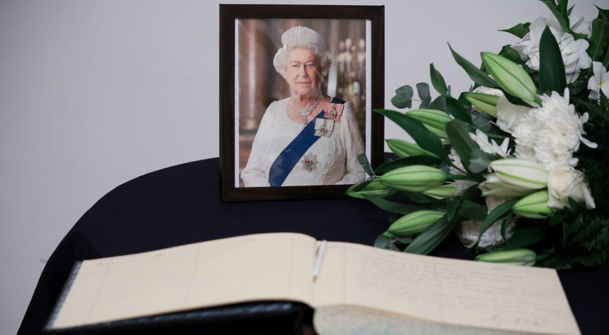 Śmierć królowej Elżbiety II. Prezydent Duda wpisał się do księgi kondolencyjnej w brytyjskiej ambasadzie