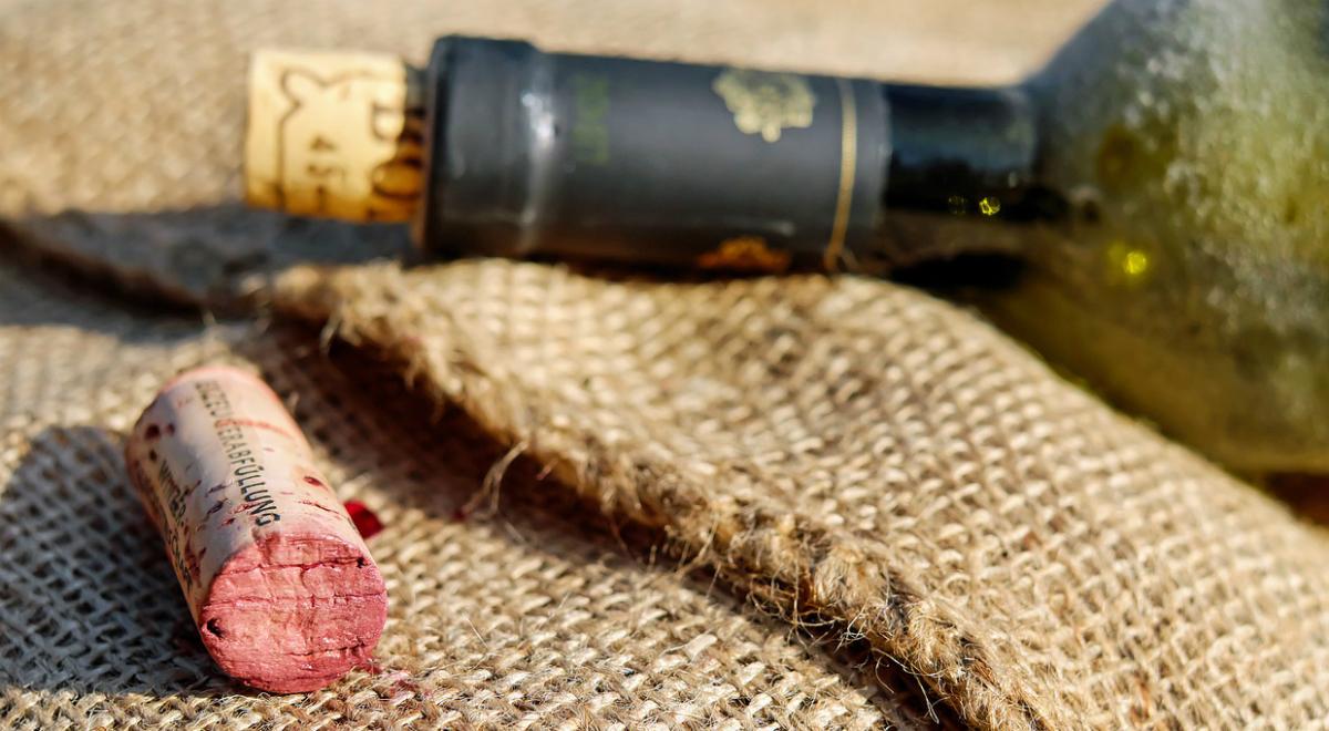 Niezwykły pomysł na promocję regionu. Portugalczycy będą sprzedawać wino z dna oceanu