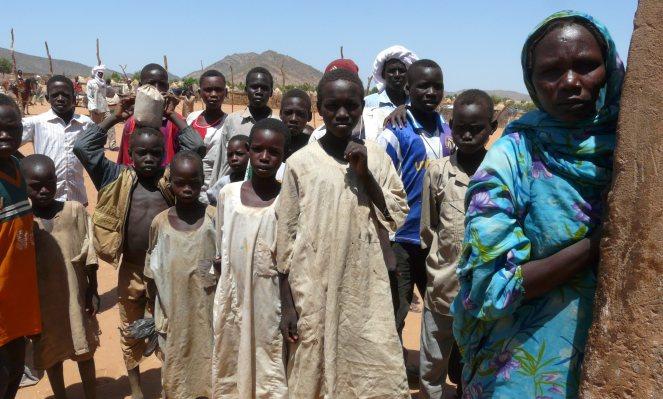 Kolejka do centrum dystrybucji żywności w obozie Djabal w Czadzie, gdzie schronienie znaleźli uchodźcy z sudańskiej prowincji Darfur. Ponad 2700 żołnierzy unijnej misji EUFOR, w tym 95 Polaków, jest już w Czadzie, by chronić uchodźców z Darfuru (zdjęcie z 2009 roku). 
