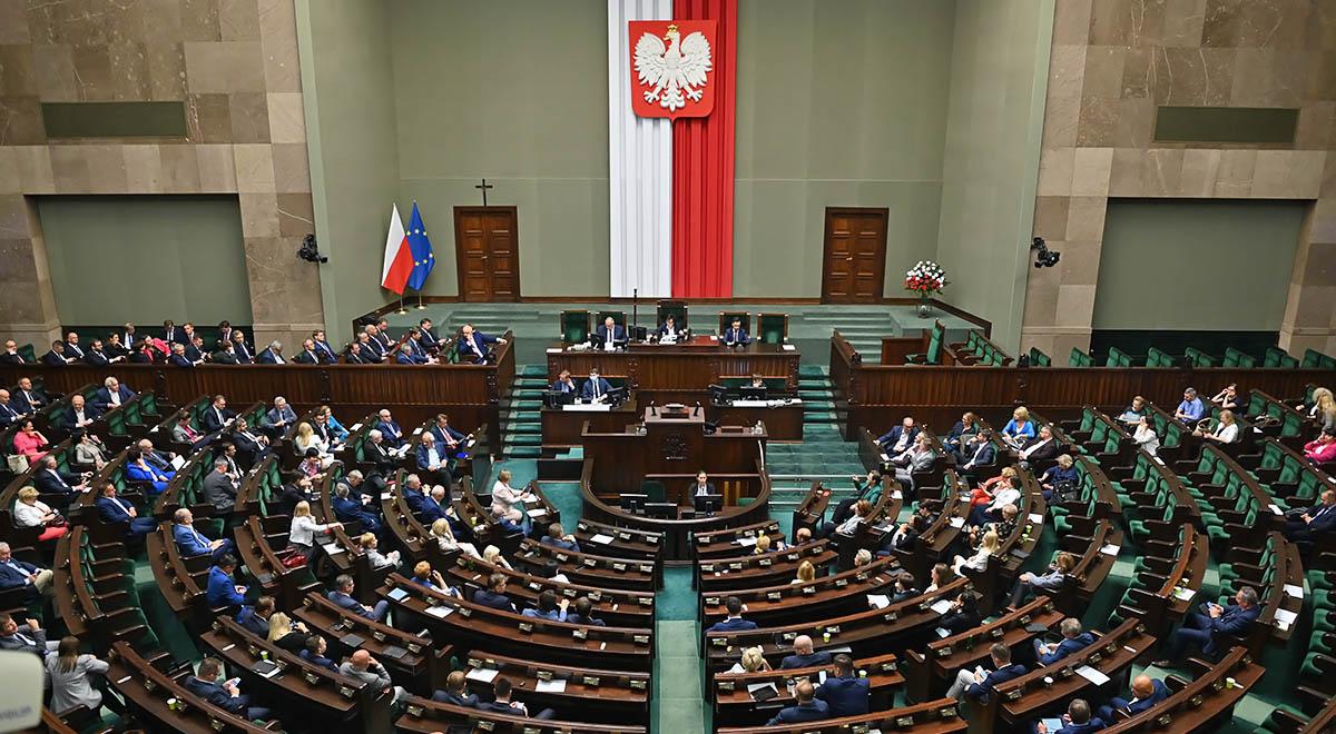 Ponad 10-proc. przewaga PiS nad PO w sondażu. Do Sejmu weszłoby 5 ugrupowań
