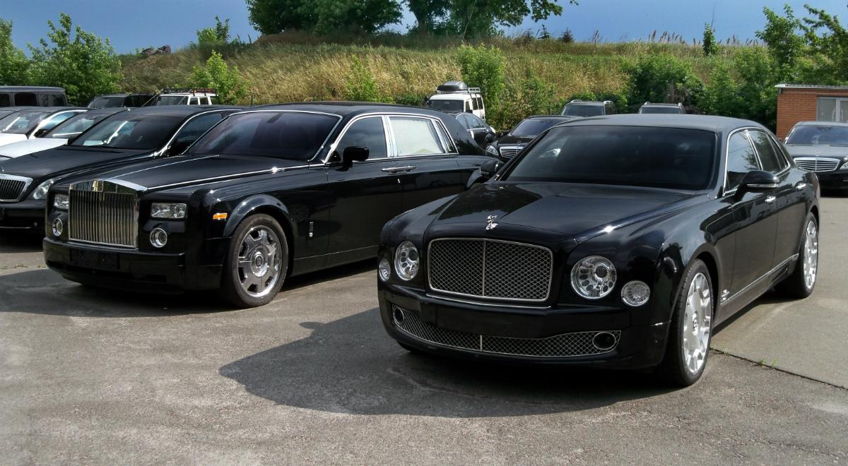 Aston Martin, Jaguar, Rolls-Royce, Bentley. Luksusowe auta brytyjskiej rodziny królewskiej