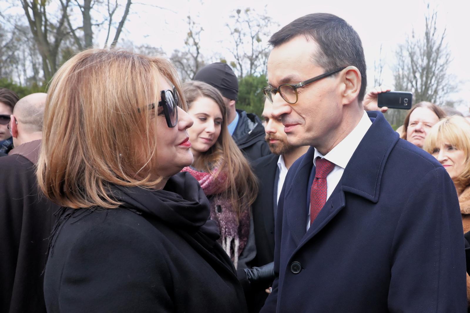 Premier Mateusz Morawiecki  oraz żona zmarłego Małgorzata Ostrowska-Królikowska