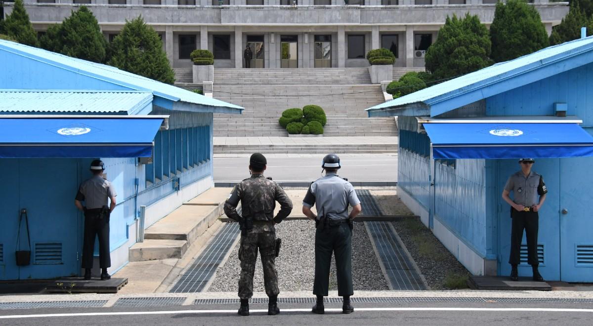 "Należy odnosić się jak do wroga". Korea Północna zrywa kontakty z sąsiadem