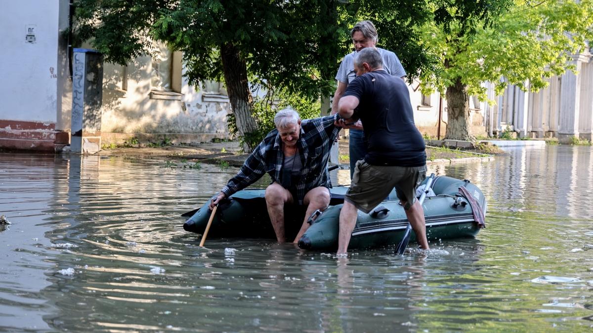 Rosjanie wysadzili tamę na Dnieprze. Domy zalane po dachy, sytuacja jest dramatyczna