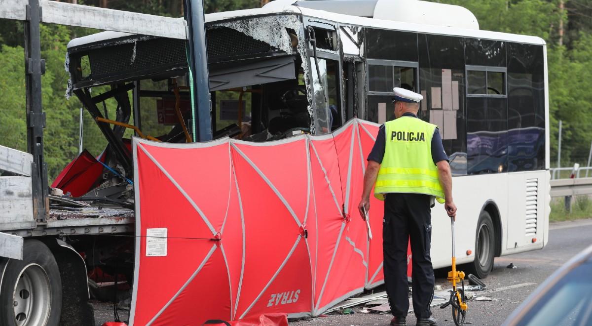 Tragedia pod Warszawą. Autobus zderzył się z ciężarówką. Nowe informacje