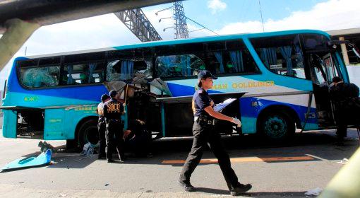 Bomba w autobusie: dwie osoby nie żyją, 18 rannych