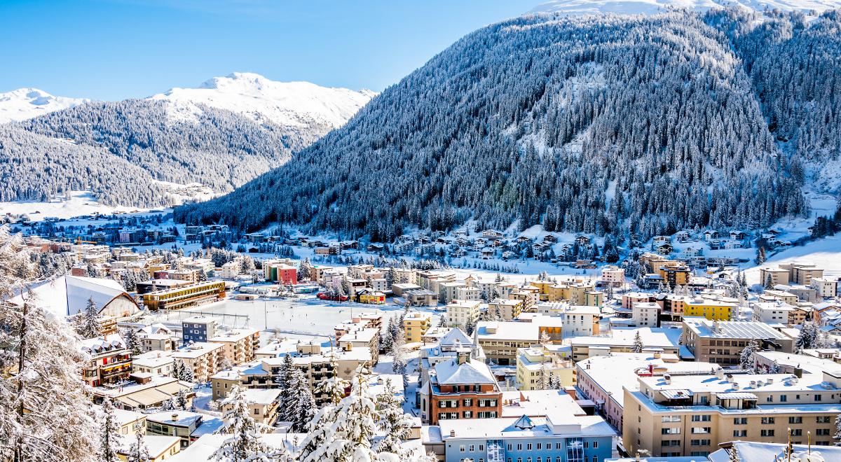 Davos – ziemia obiecana dla narciarzy i naukowców czy "złota klatka"?