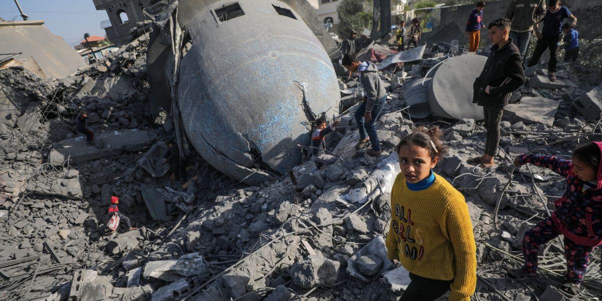 Wojna w Strefie Gazy. "Życie niewinnych jest zagrożone". USA dokonały pierwszych zrzutów z pomocą