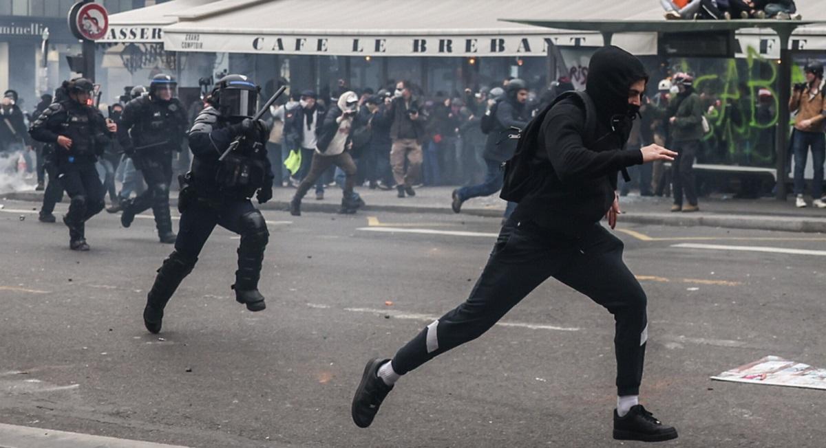 Francuzi nadal buntują się przeciwko reformie emerytalnej. Ponad 400 policjantów rannych