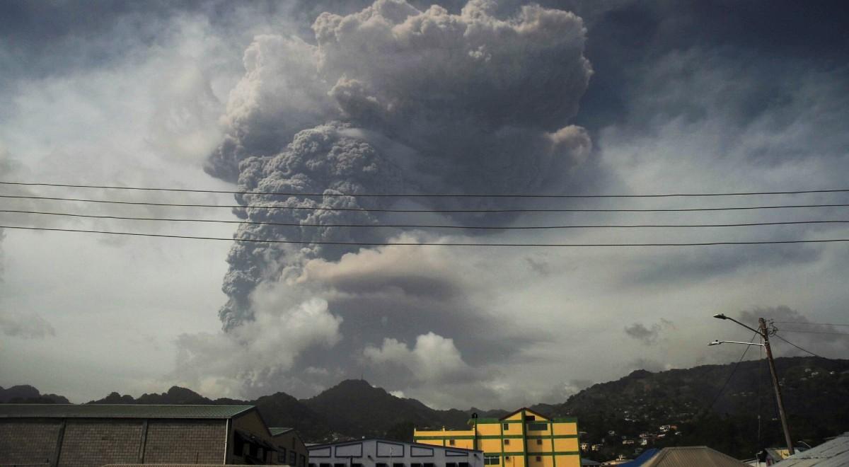 Erupcja wulkanu na Karaibach. Ewakuowano tysiące mieszkańców Małych Antyli