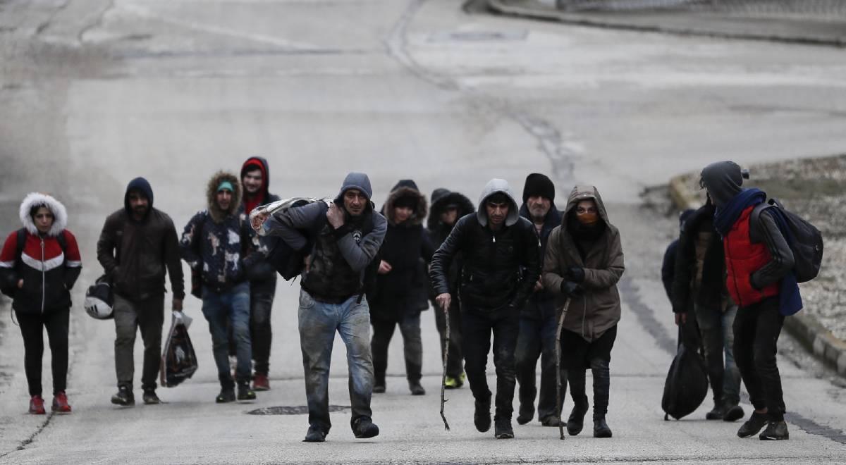 Migranci chcieli przedostać się z Turcji do Grecji. Policja użyła gazu łzawiącego