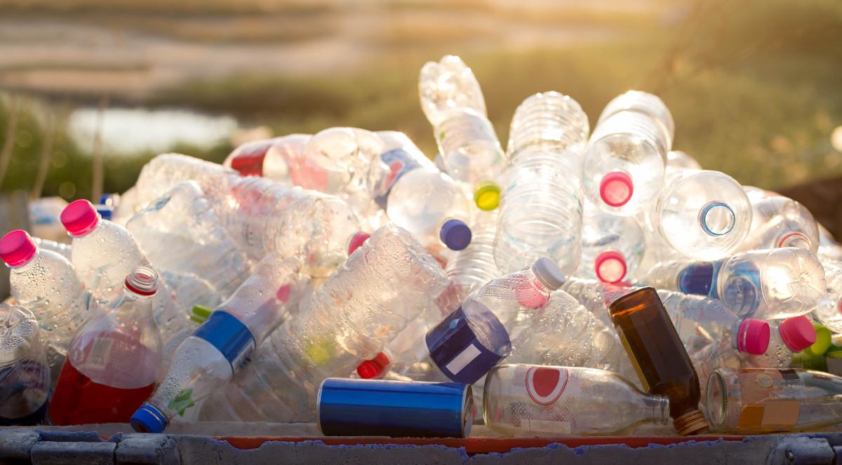 Jest pomysł na poprawienie recyklingu plastiku. Chodzi o nakrętki