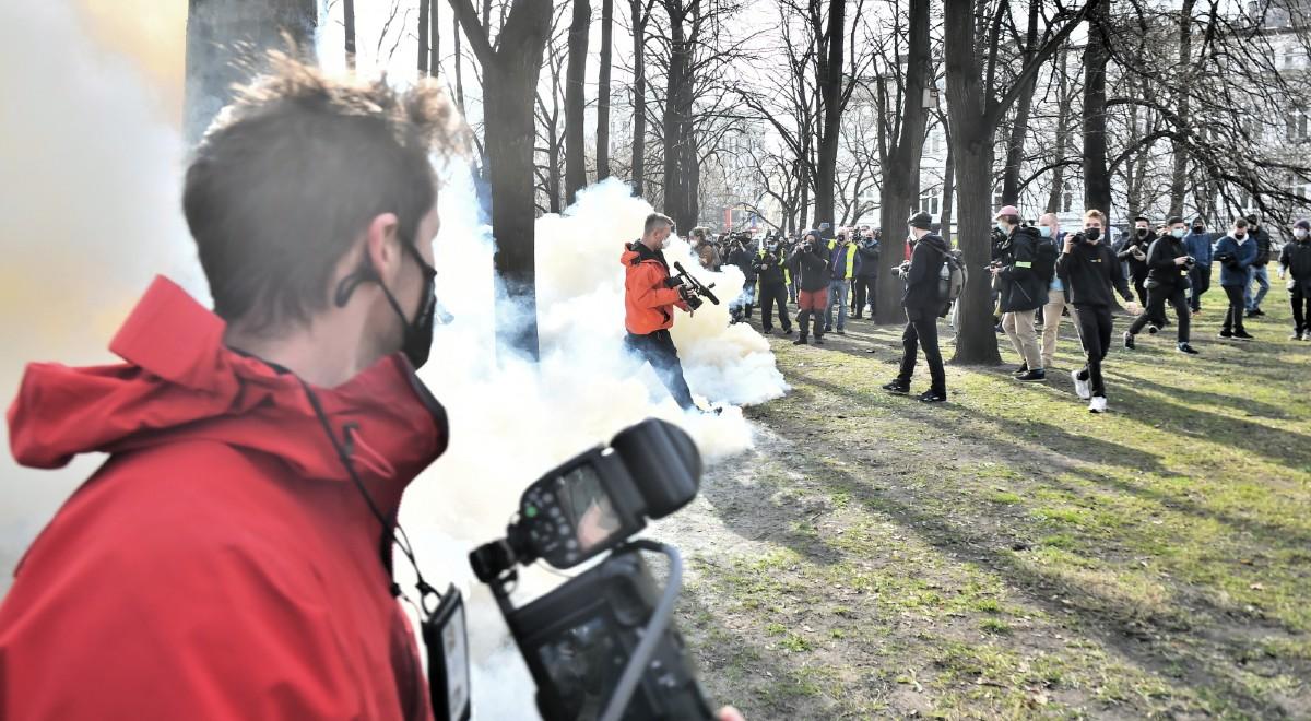 Petardy, narkotyki, 11 zatrzymanych. Policja podsumowała sobotni strajk w Warszawie