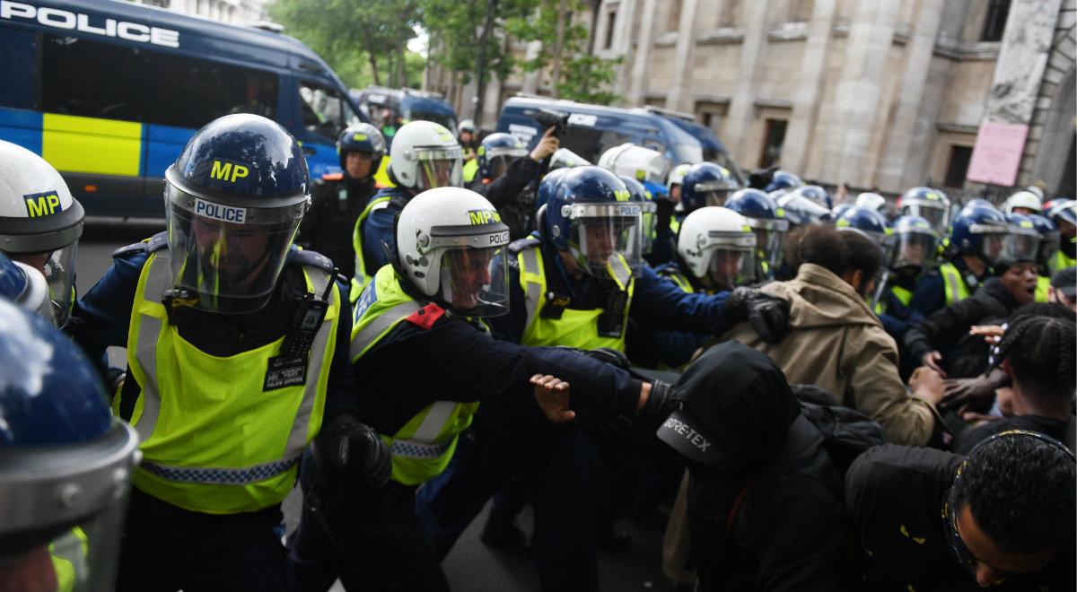 "Nie ma miejsca dla rasistowskiego bandytyzmu". Ponad 100 aresztowanych po zamieszkach w Londynie