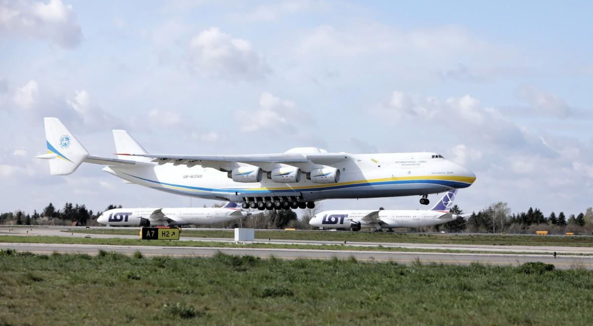 Antonow An-225 Mrija wylądował na Okęciu. Na pokładzie dziesiątki ton sprzętu na walkę z koronawirusem