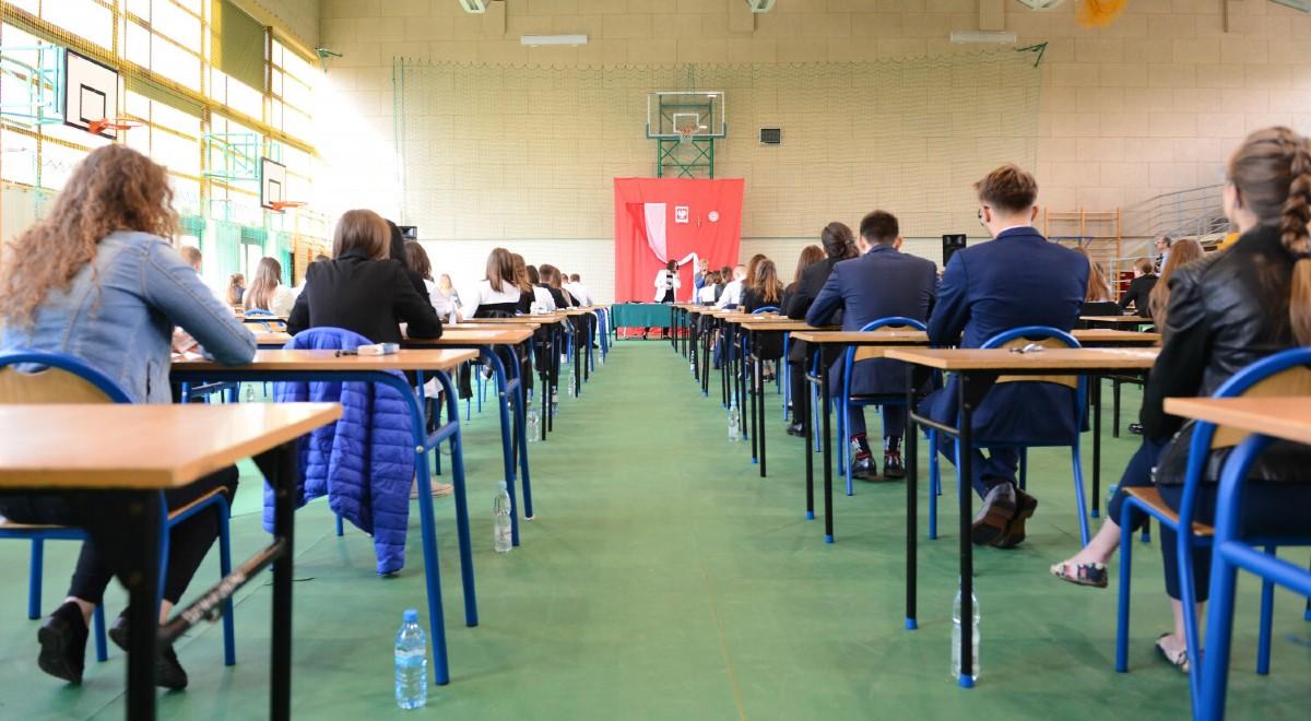 Minister edukacji: nie widzę powodu, by uczniowie musieli siedzieć w maseczkach podczas egzaminu