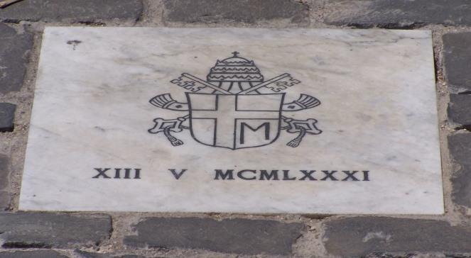 Ali Agca złożył kwiaty na grobie Jana Pawła II. Zostanie wydalony z Włoch