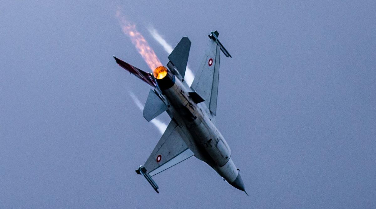 Wojna w Ukrainie. Piloci kończą szkolenie na F-16. Co z obiecanymi samolotami?