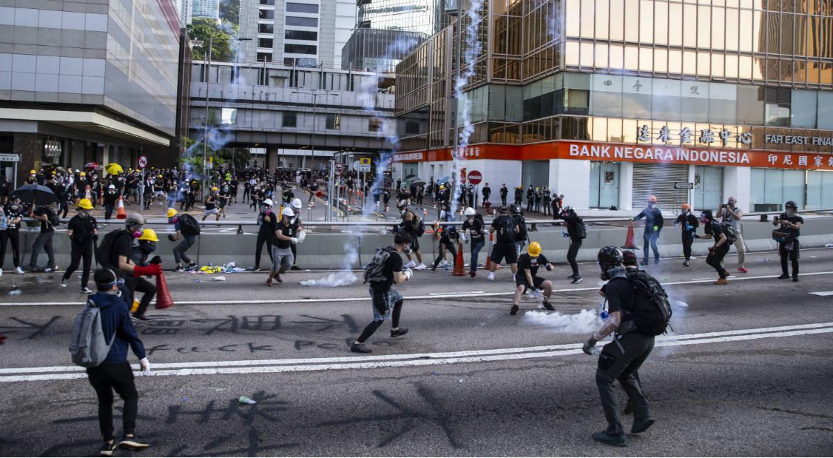 Starcia w Hongkongu, tysiące na ulicach. Policja znów użyła gazu łzawiącego
