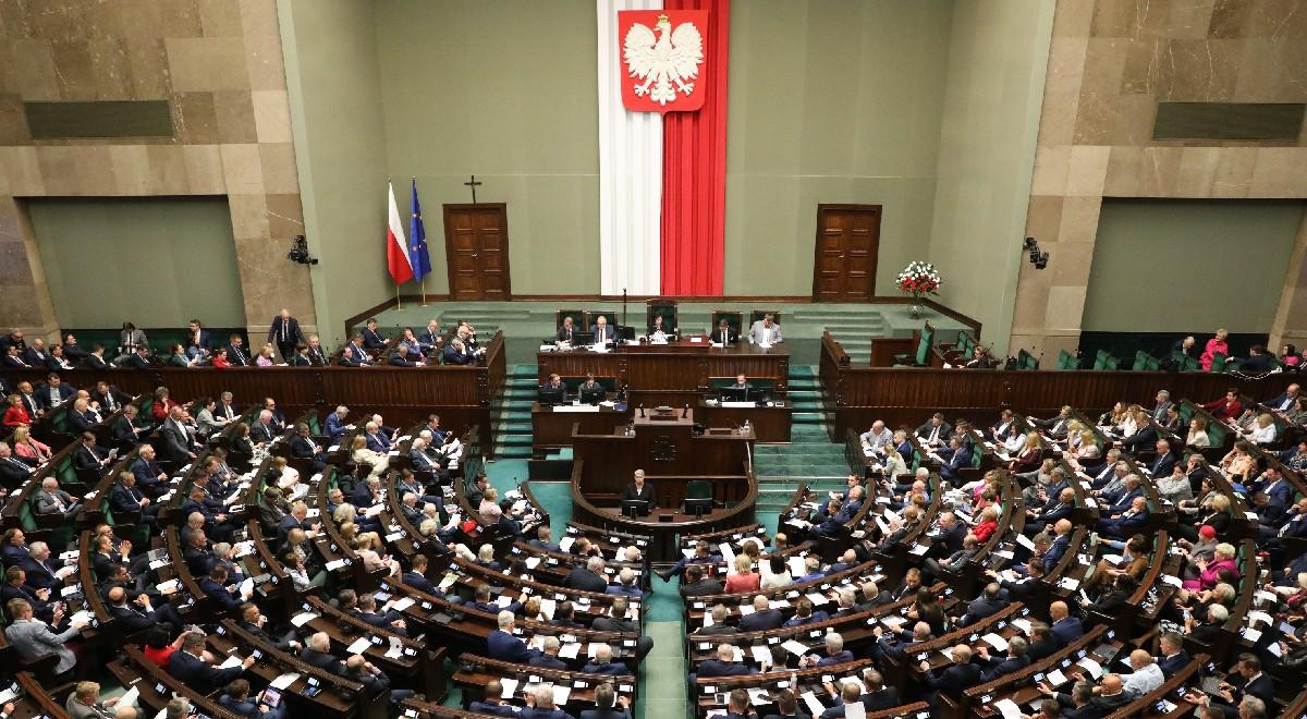 PiS z wyraźną przewagą nad KO, sześć ugrupowań w Sejmie. Najnowszy sondaż