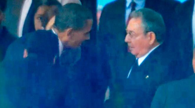 Uścisk dłoni Obamy i Castro. Biały Dom zabrał głos