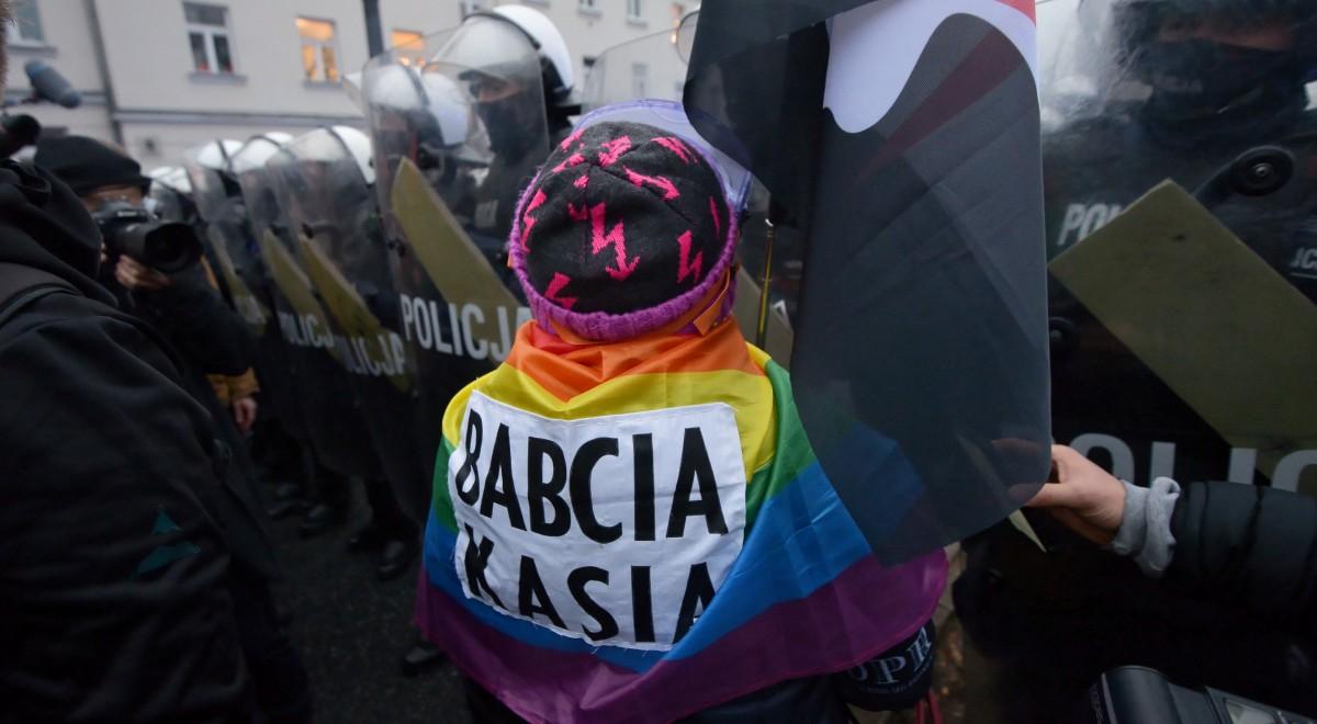"Babcia Kasia" oskarżona o znieważenie policjantów. To aktywistka znana ze Strajku Kobiet