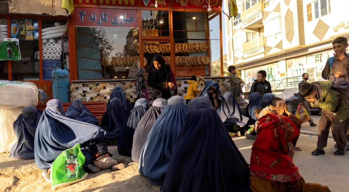 Talibowie całkowicie ograniczają prawa kobiet. Teraz uderzyli także w dziennikarzy
