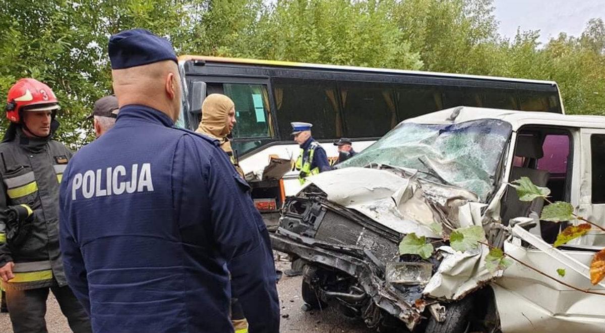 Tragiczny wypadek na Podlasiu. Bus zderzył się ze szkolnym autobusem z dziećmi