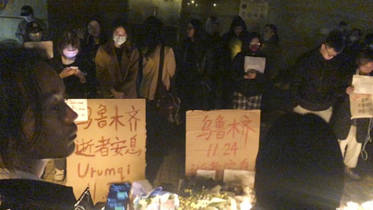 Chińczycy buntują się przeciwko covidowej polityce Pekinu. Antyrządowe hasła na ulicach