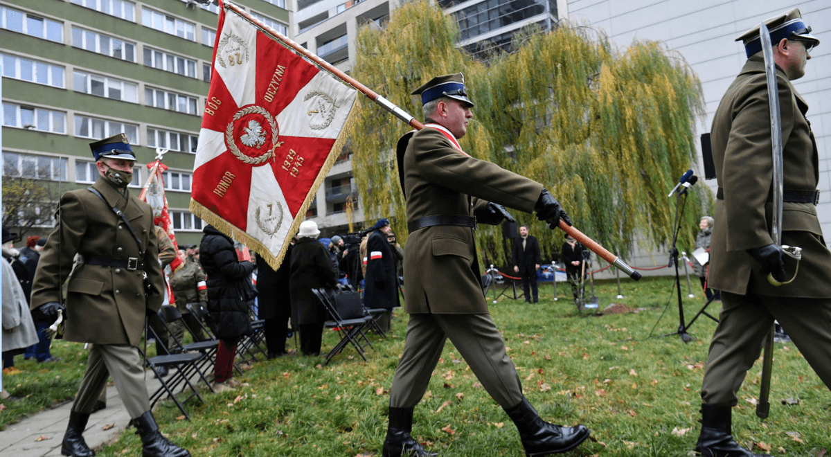 "Chcieliśmy zostawić po sobie znak". W Warszawie zasadzono drzewo upamiętniające walki żołnierzy AK