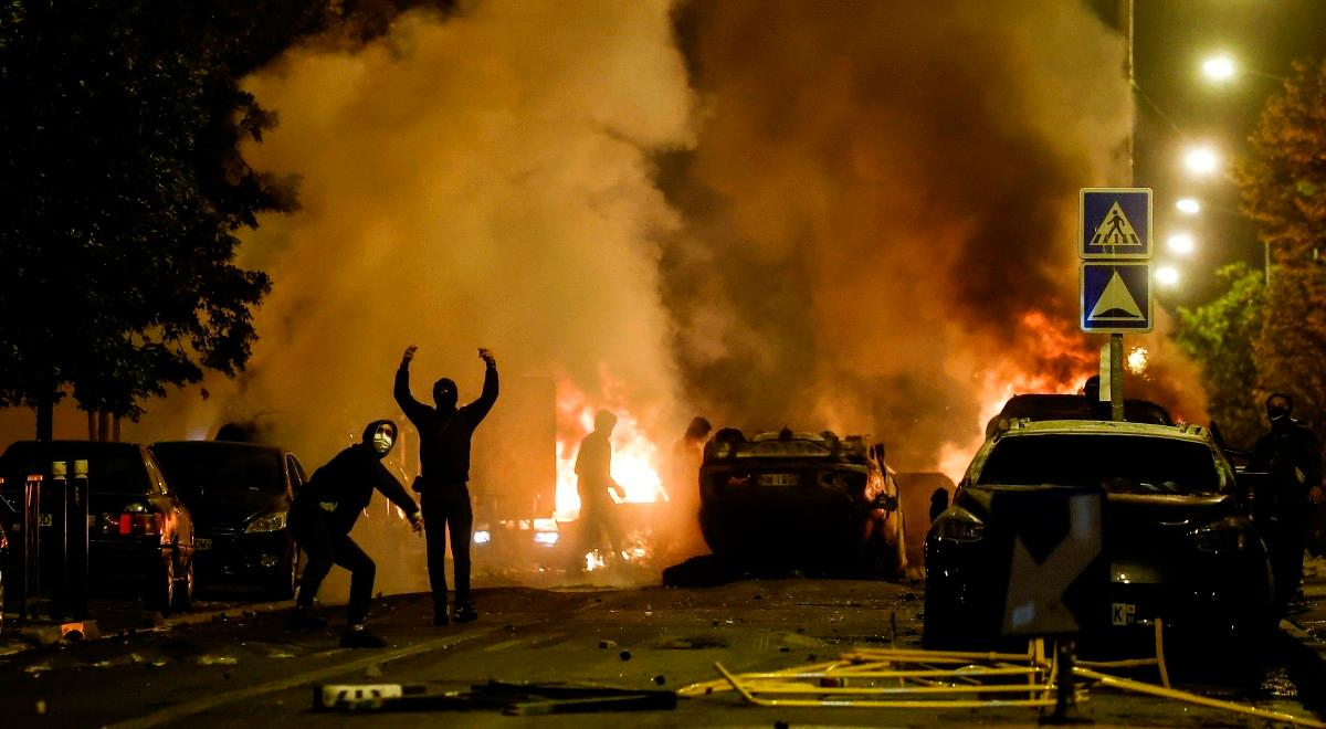 Zamieszki rozlewają się na całą Francję. Atakowane są szkoły, ratusze i komisariaty