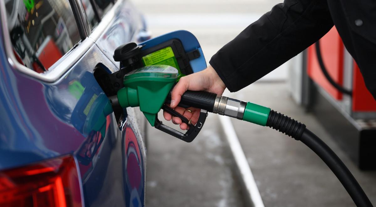 "Ceny paliw w Polsce są jednymi z najniższych w Europie". Politycy PiS odpowiadają opozycji