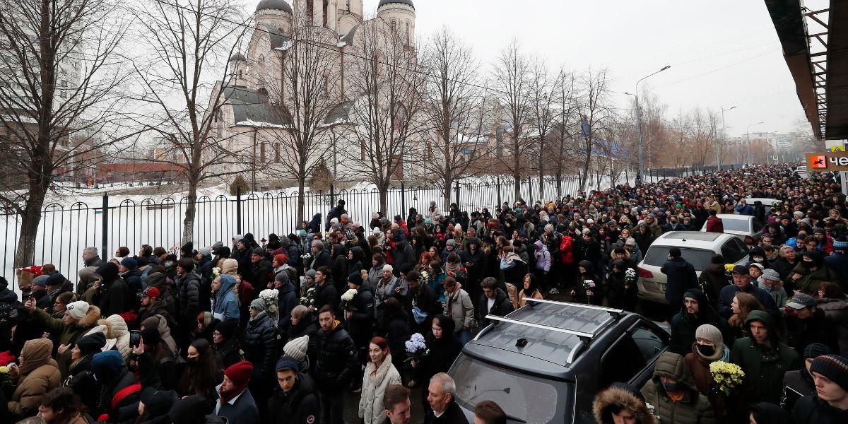 Pogrzeb Aleksieja Nawalnego. Na cmentarzu w Moskwie nadal ustawia się kolejka do jego grobu