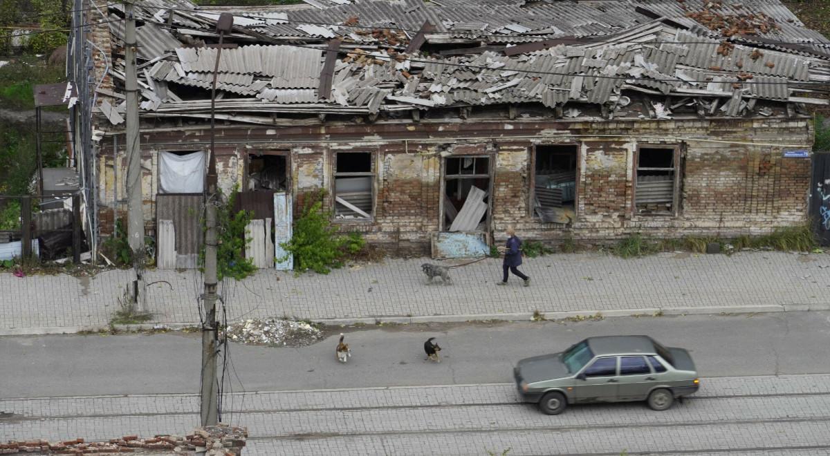 "Wyciągają, co się da". W Mariupolu Rosjanie okradają opuszczone domy Ukraińców